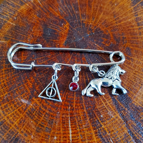 Gryffindor Charm Pin. Oversize Safety Pin. New - Picture 1 of 1
